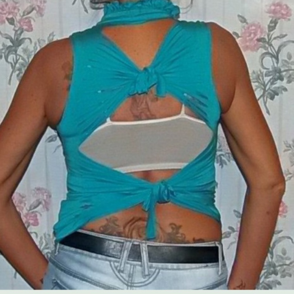 Slashed Back Ruffled T Shirt - Picture 3 of 5